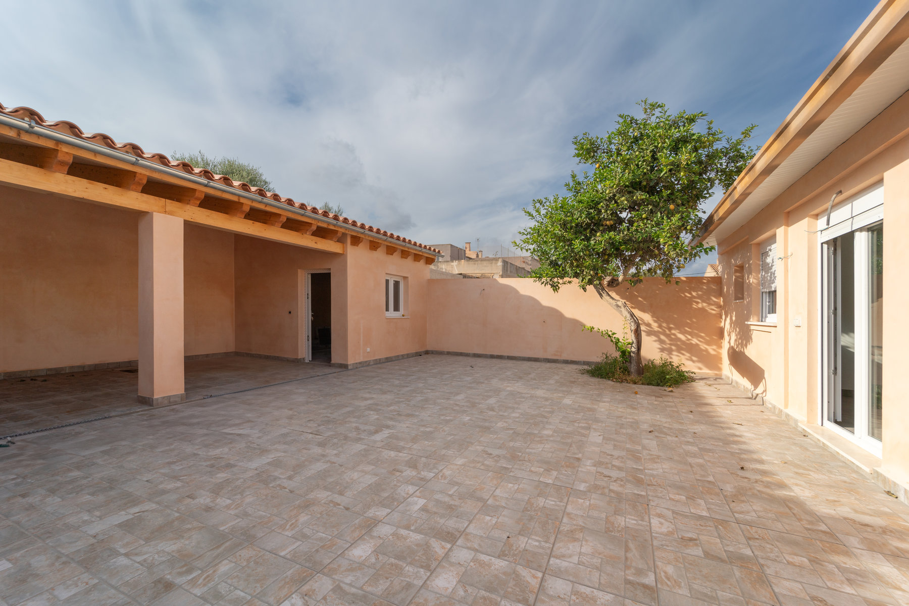 1415-Newly-built-town-house-to-rent-in-Ses-Salines-_LWP1890.jpg Casa de pueblo reformada en alquiler en Ses Salines · 3 dorm.
