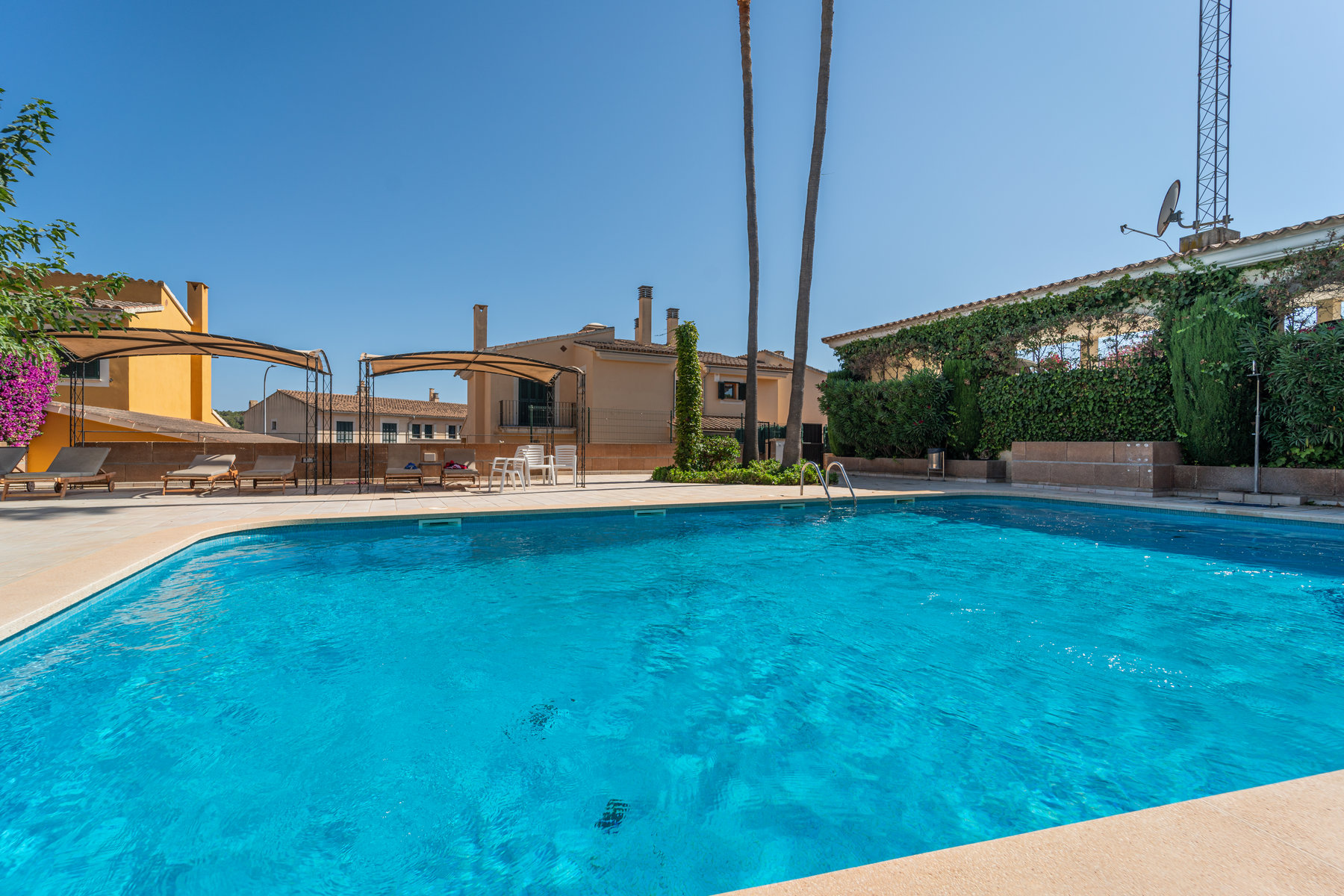 1420-Two-story-house-with-garden-and-shared-swimming-pool-area-in-Genova-Palma-de-Mallorca.-1.jpg Chalet con jardín privado y piscina en camino de Génova, Palma