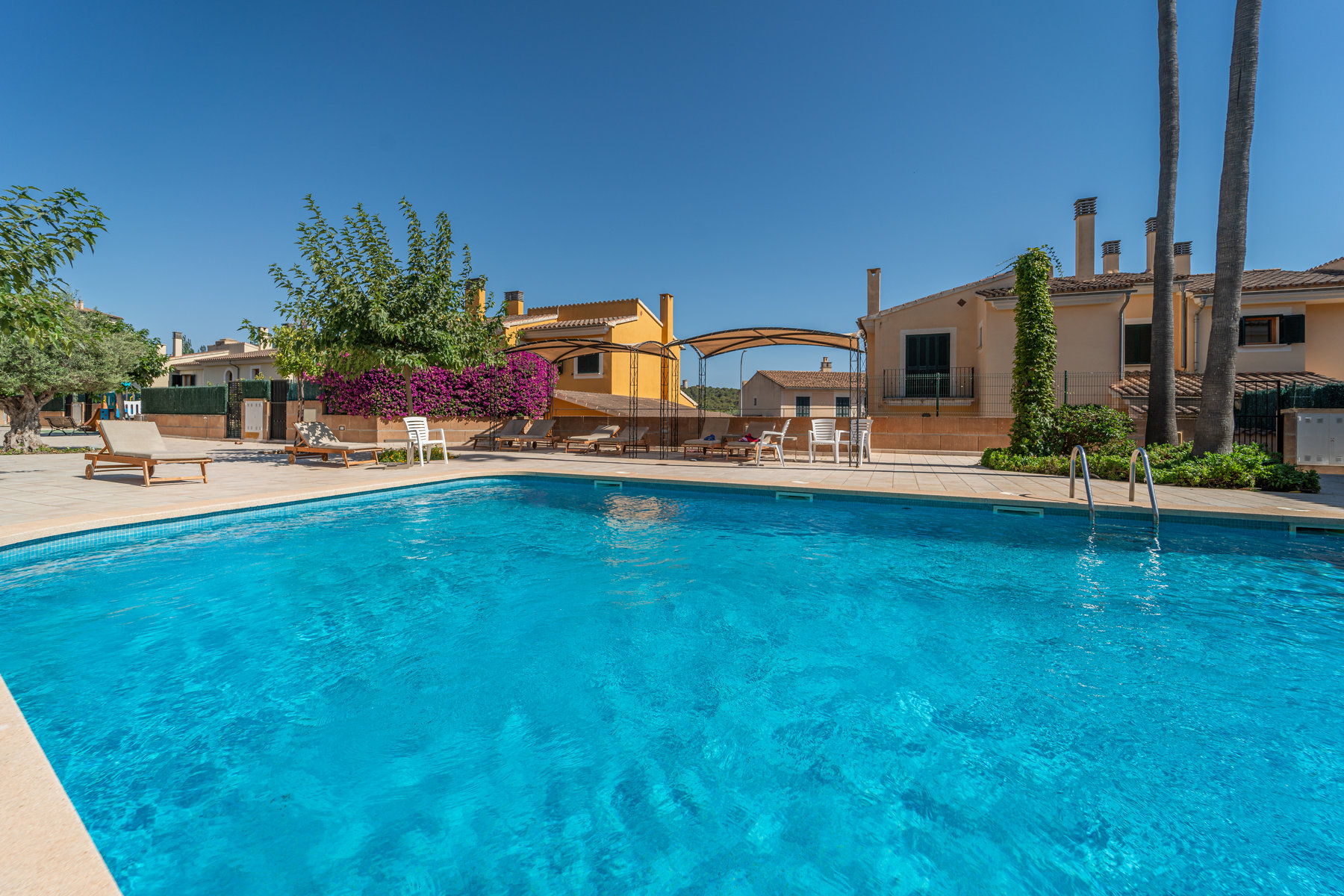 1420-Two-story-house-with-garden-and-shared-swimming-pool-area-in-Genova-Palma-de-Mallorca.-2.jpg Chalet con jardín privado y piscina en camino de Génova, Palma