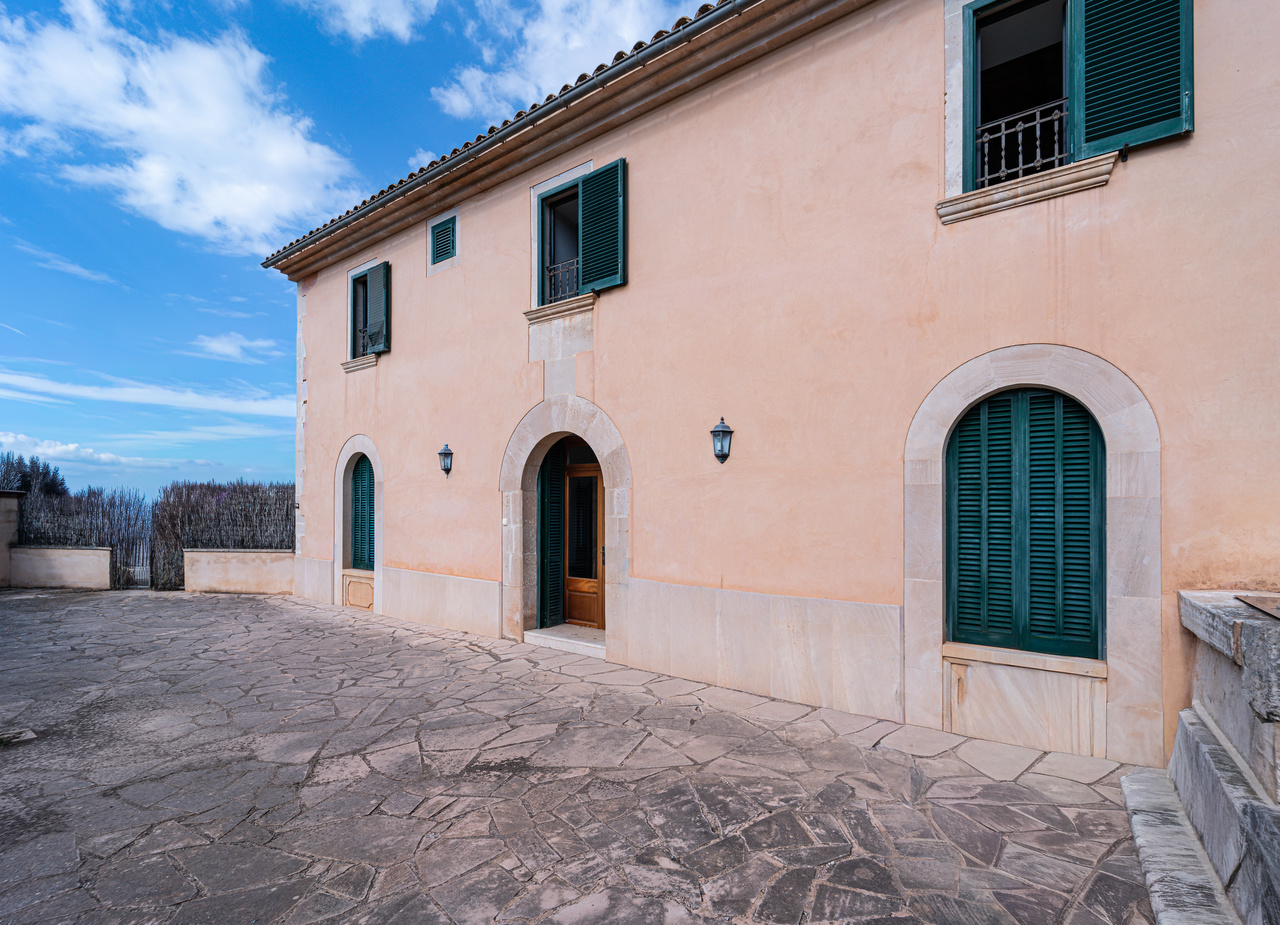 1490-Beautiful-town-house-with-garden-for-sale-in-Ses-Salines-01.jpg Casa de pueblo señorial de 430 m² con jardín de 620 m² y 6 dormitorios en Ses Salines
