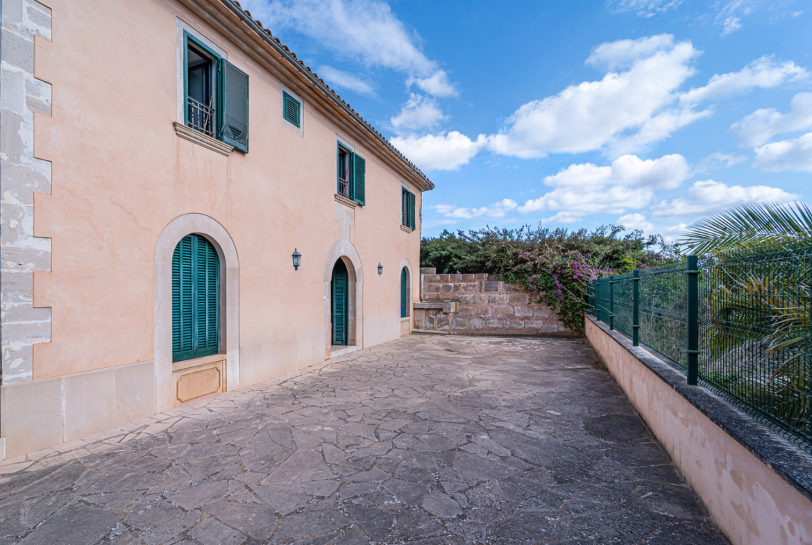 Herrschaftliches Stadthaus 430 m² mit 620 m² Garten und 6 Schlafzimmern in Ses Salines