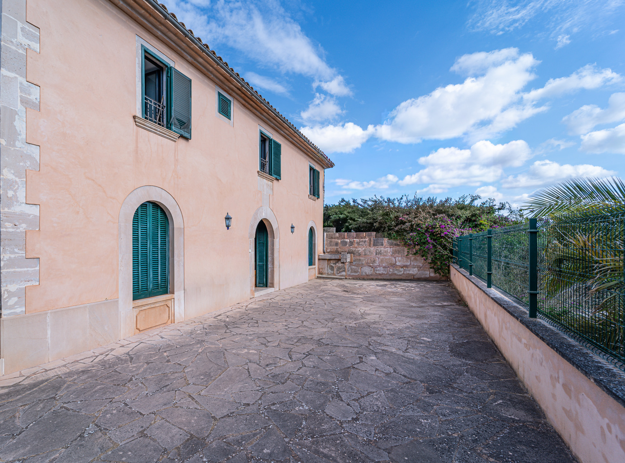 1490-Beautiful-town-house-with-garden-for-sale-in-Ses-Salines-02.jpg Herrschaftliches Stadthaus 430 m² mit 620 m² Garten und 6 Schlafzimmern in Ses Salines
