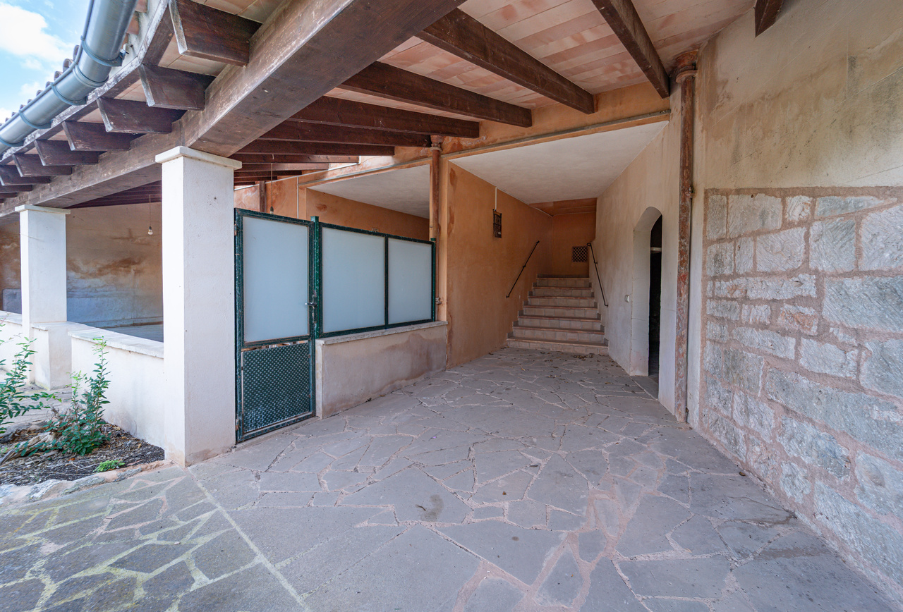 1490-Beautiful-town-house-with-garden-for-sale-in-Ses-Salines-04.jpg Herrschaftliches Stadthaus 430 m² mit 620 m² Garten und 6 Schlafzimmern in Ses Salines