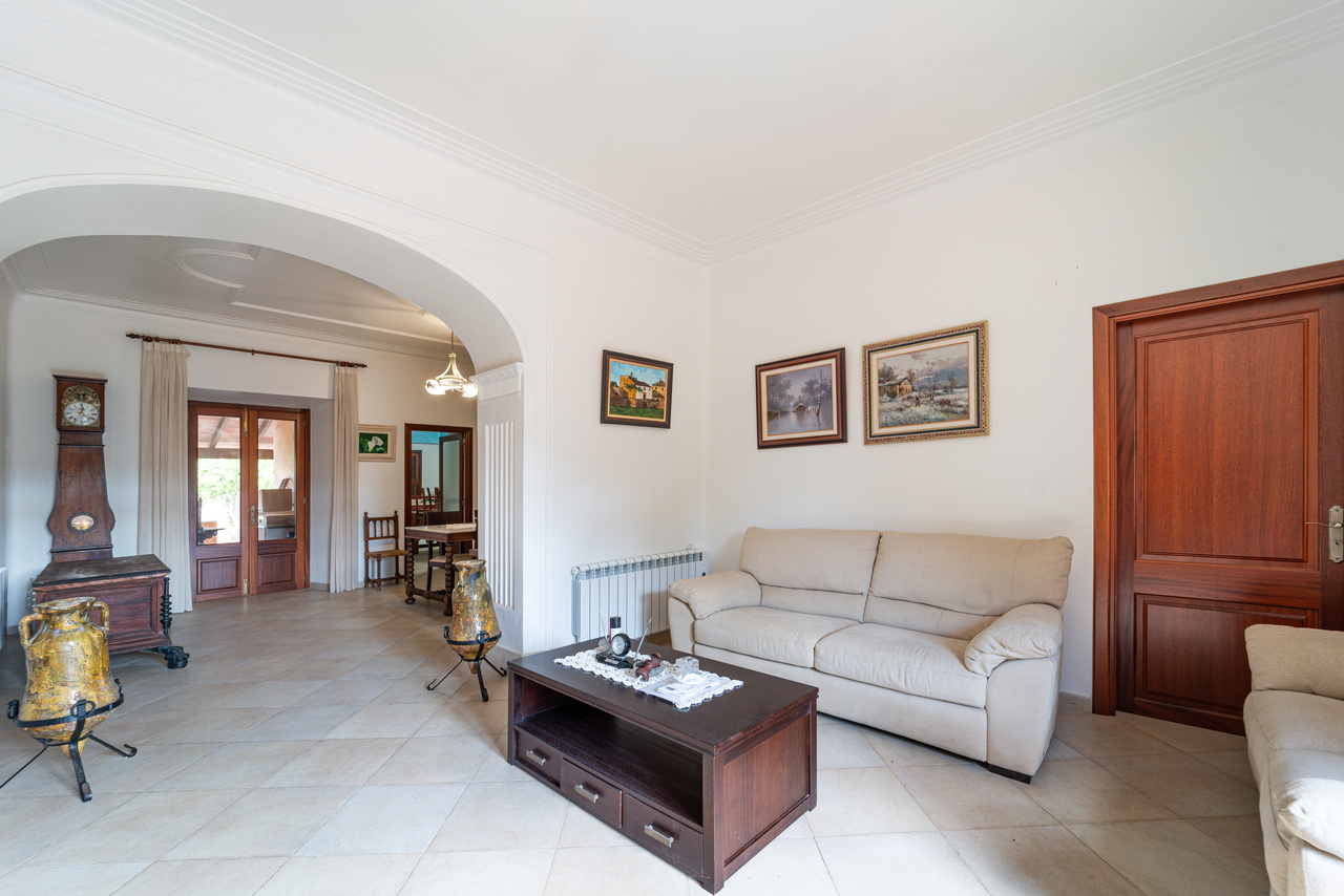 1490-Beautiful-town-house-with-garden-for-sale-in-Ses-Salines-05.jpg Herrschaftliches Stadthaus 430 m² mit 620 m² Garten und 6 Schlafzimmern in Ses Salines
