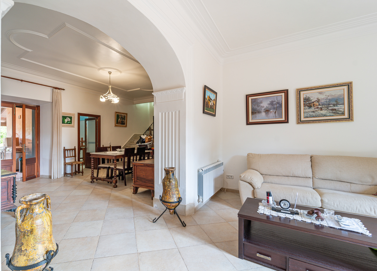 1490-Beautiful-town-house-with-garden-for-sale-in-Ses-Salines-07.jpg Herrschaftliches Stadthaus 430 m² mit 620 m² Garten und 6 Schlafzimmern in Ses Salines