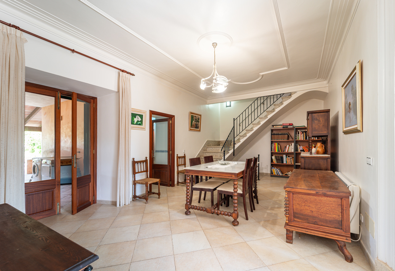 1490-Beautiful-town-house-with-garden-for-sale-in-Ses-Salines-09.jpg Herrschaftliches Stadthaus 430 m² mit 620 m² Garten und 6 Schlafzimmern in Ses Salines
