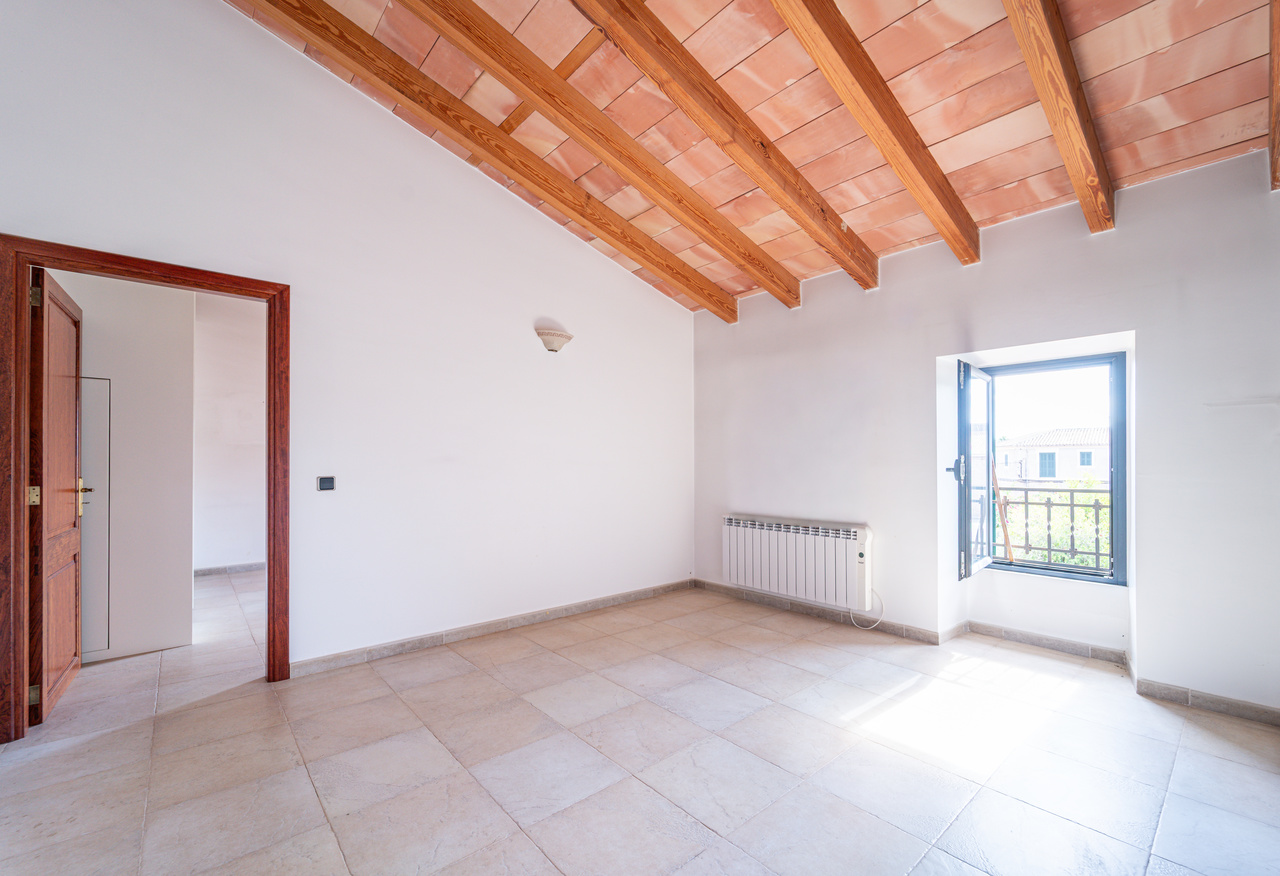 1490-Beautiful-town-house-with-garden-for-sale-in-Ses-Salines-21.jpg Herrschaftliches Stadthaus 430 m² mit 620 m² Garten und 6 Schlafzimmern in Ses Salines