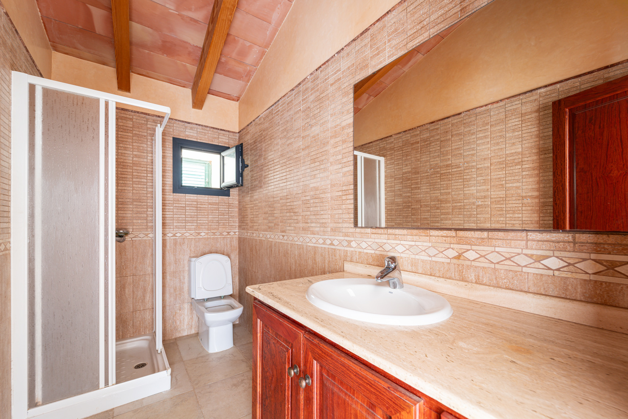 1490-Beautiful-town-house-with-garden-for-sale-in-Ses-Salines-23.jpg Herrschaftliches Stadthaus 430 m² mit 620 m² Garten und 6 Schlafzimmern in Ses Salines