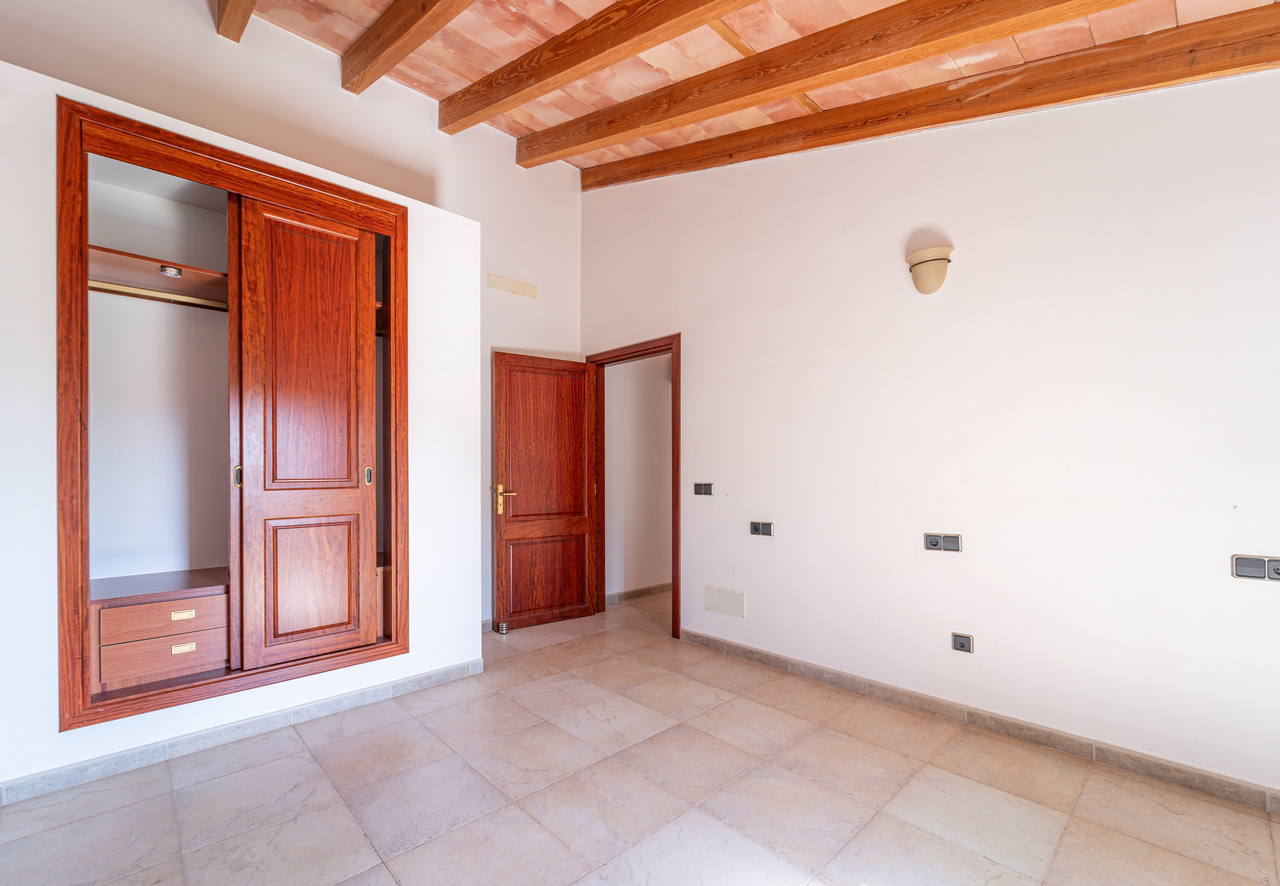 1490-Beautiful-town-house-with-garden-for-sale-in-Ses-Salines-26.jpg Herrschaftliches Stadthaus 430 m² mit 620 m² Garten und 6 Schlafzimmern in Ses Salines