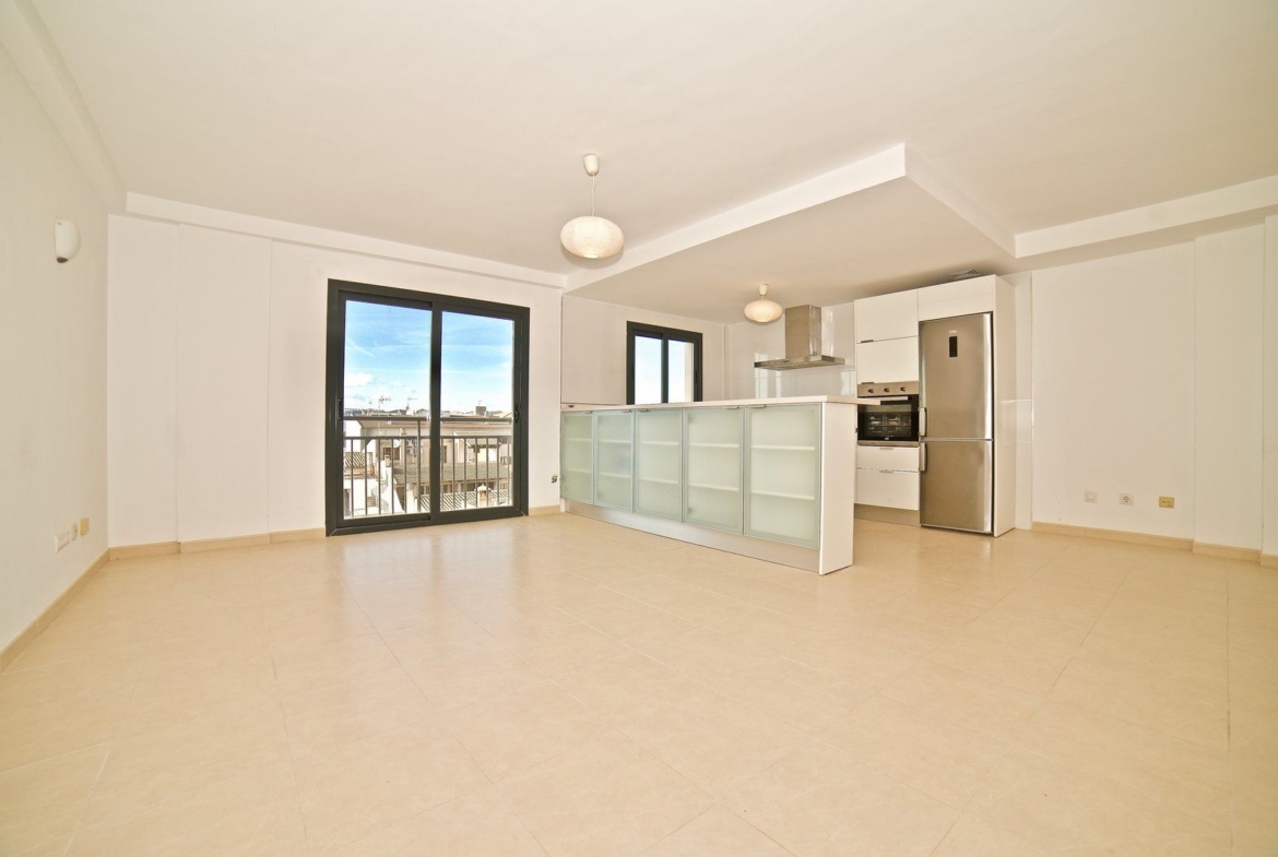 Renovated 2-Bed Apartment with Elevator & Balcony in Campos