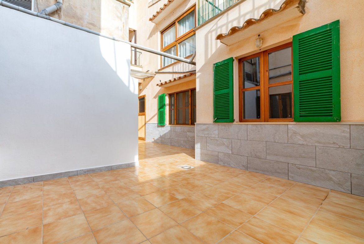 Planta baja reformada con patio en Ses Salines