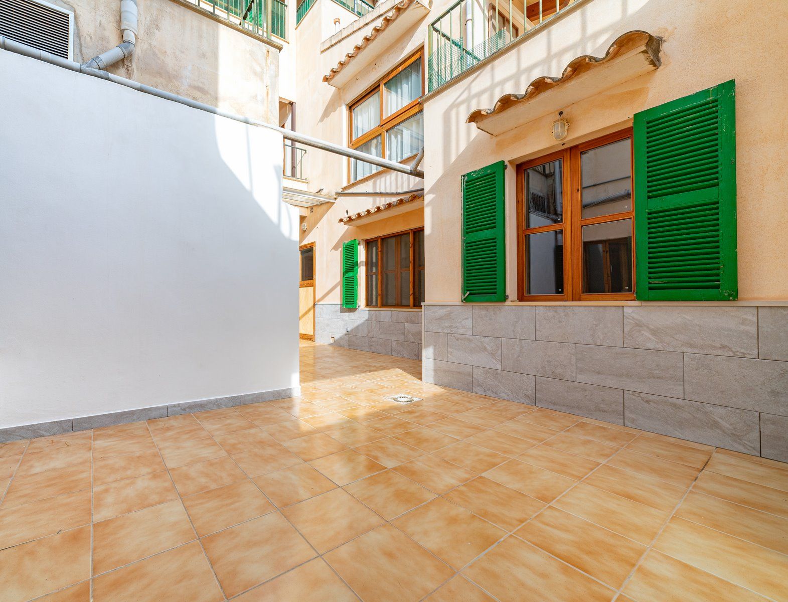 Planta baja reformada con patio en Ses Salines