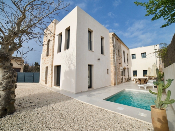 Casa de pueblo reformada con jardín y piscina en Santanyí