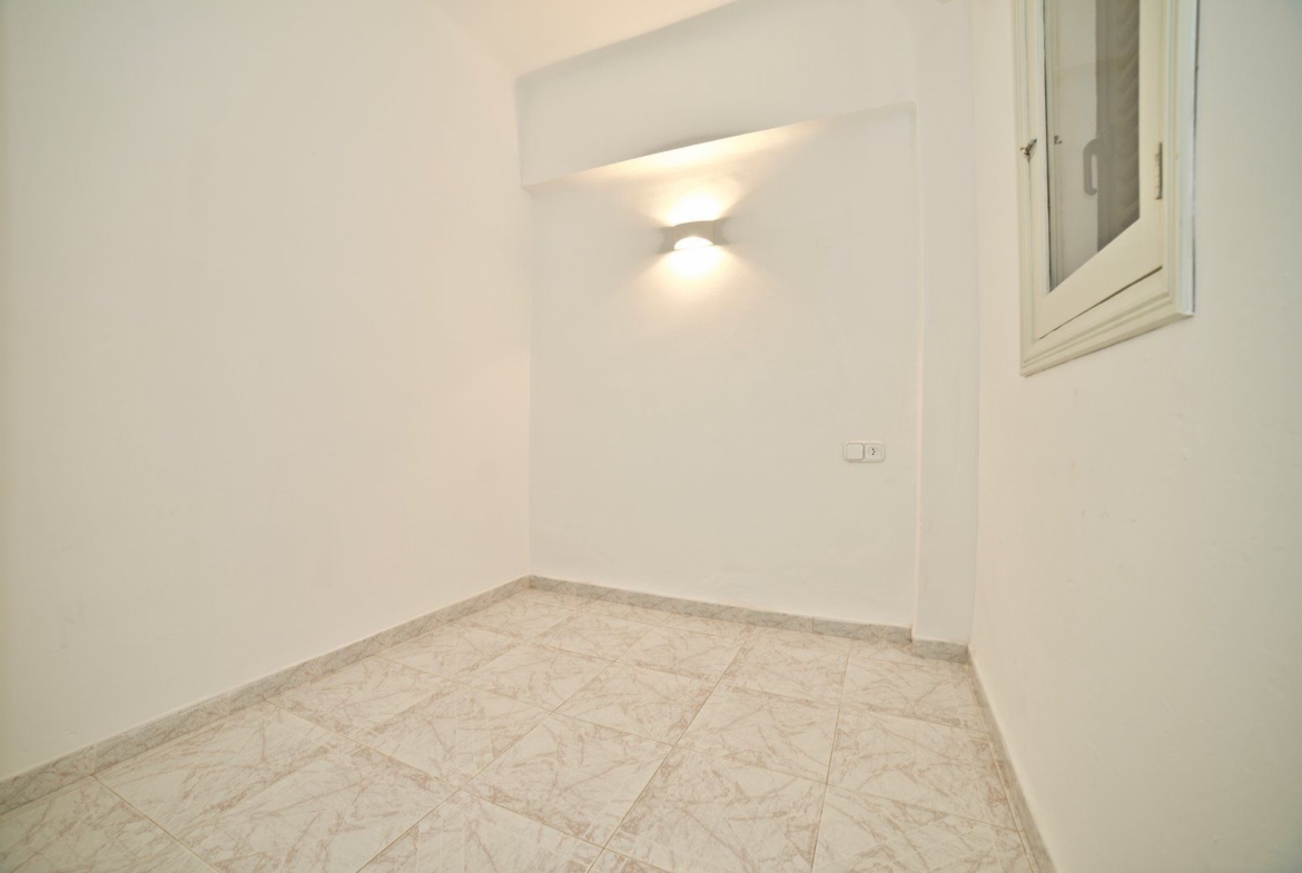 Beachfront Long-Term Rental in Sa Ràpita: 4-Bed Ground Floor Apartment