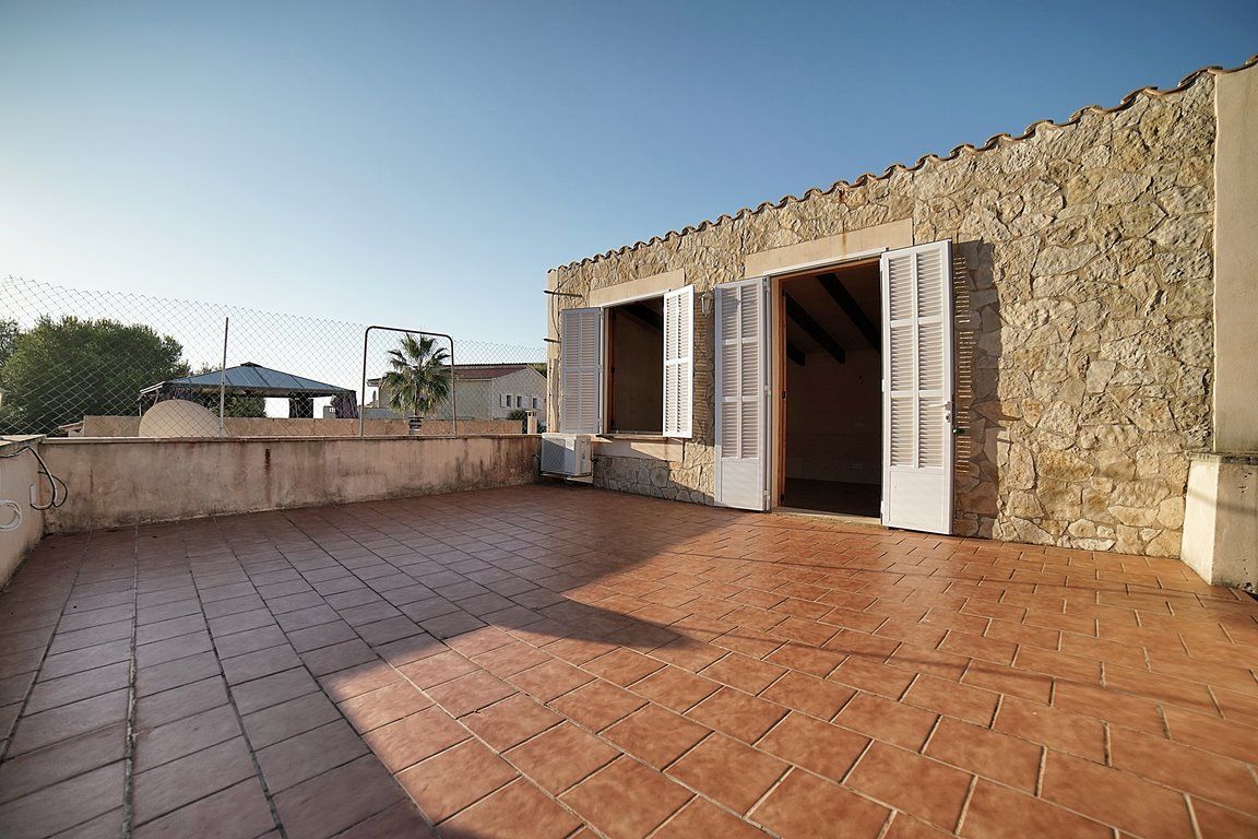 Haus in Cala Llombards: Terrassen und Kamin, 100 m vom Meer