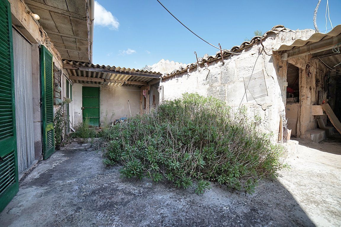 Casa de pueblo en Es Llombards con jardín y gran potencial