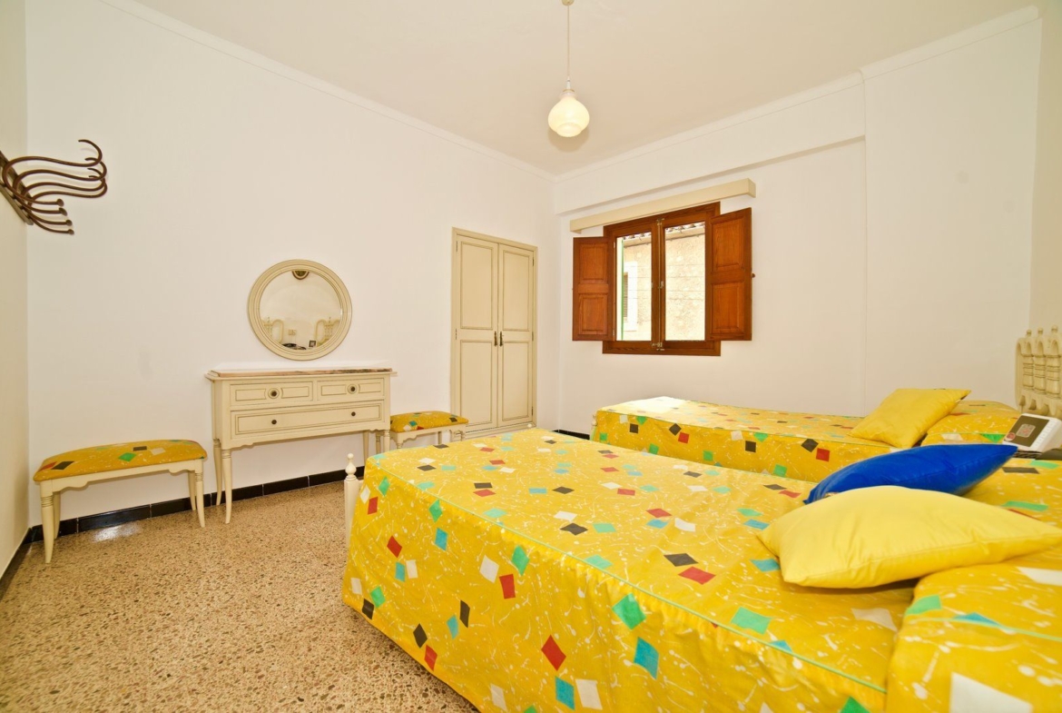 Furnished Apartment with Terrace & Mountain Views for Rent in Montuïri