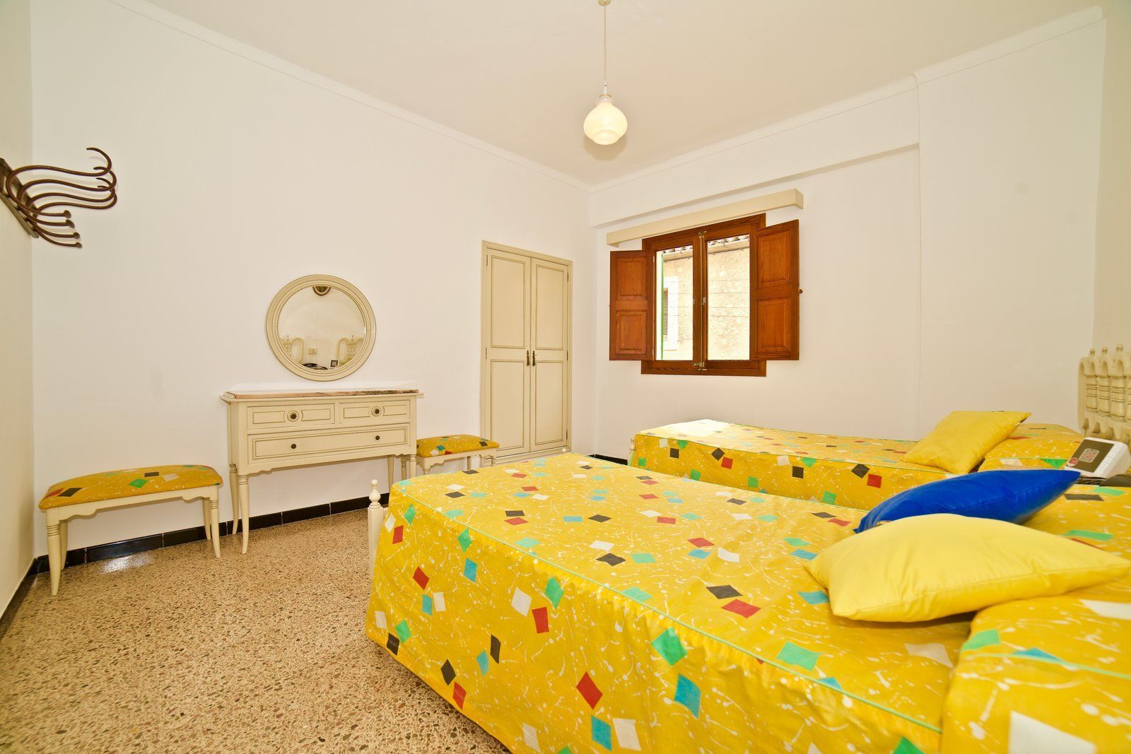 Furnished Apartment with Terrace & Mountain Views for Rent in Montuïri