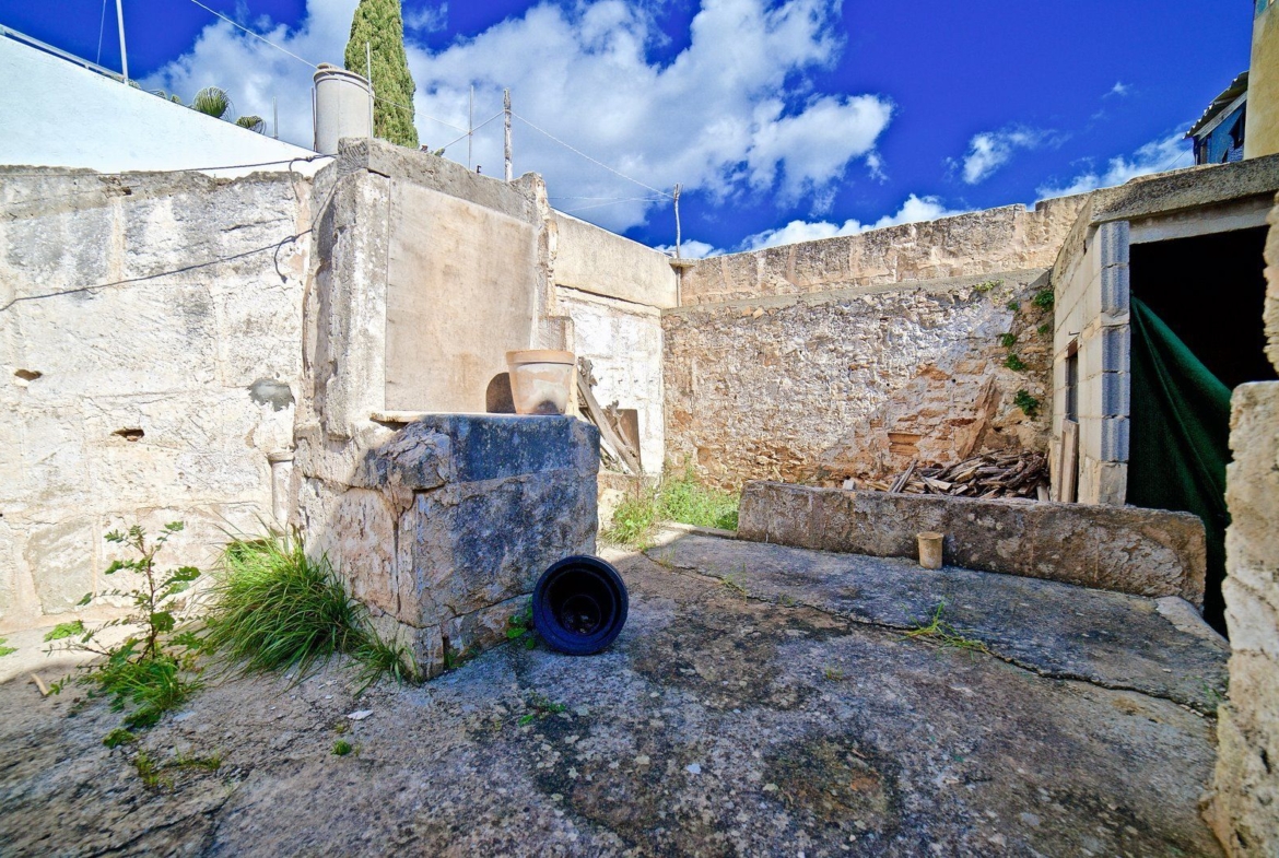 Casa de pueblo con patio y 6 dormitorios en Ses Salines