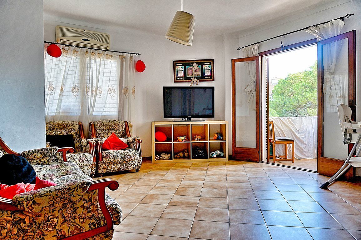 Amplio piso con balcones y chimenea junto a la marina de Portopetro