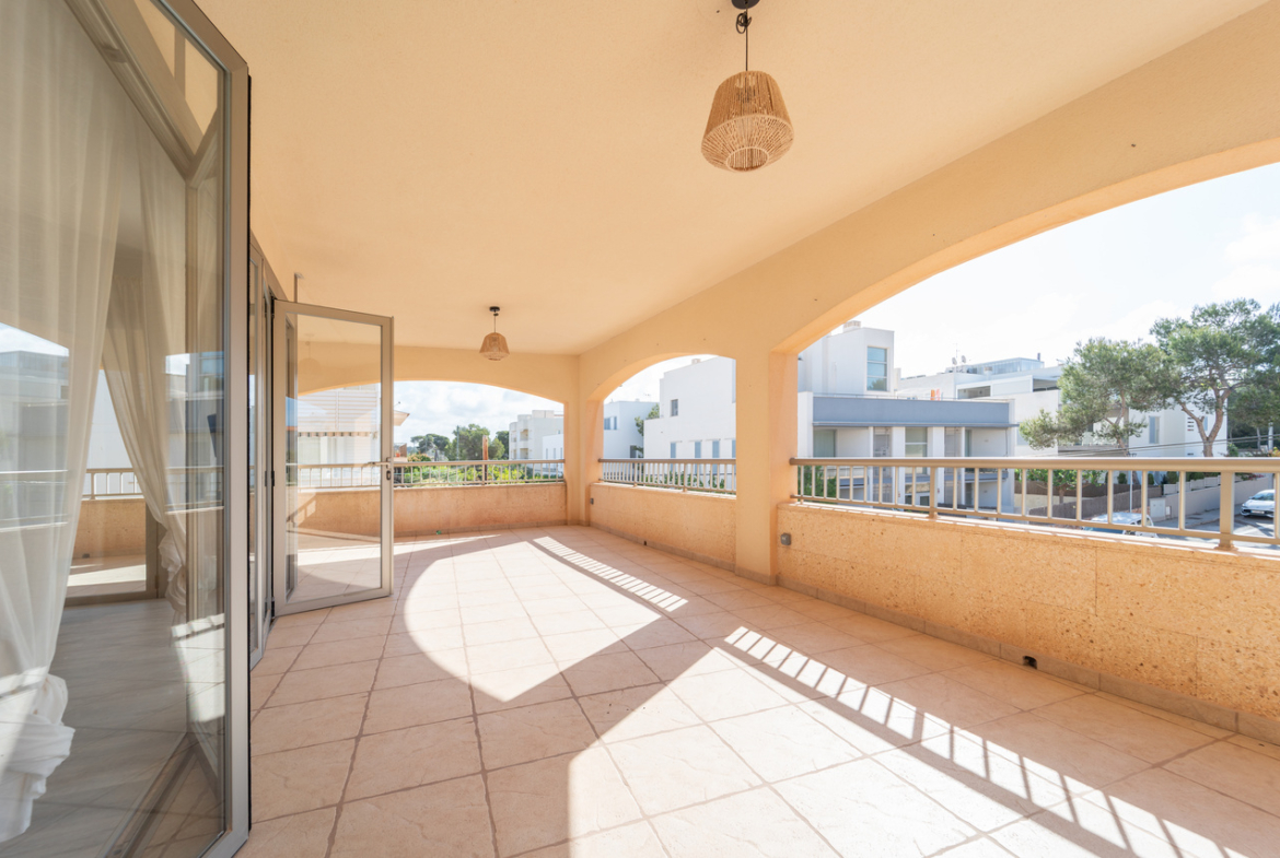Renovated apartment with large terrace in Colonia de Sant Jordi