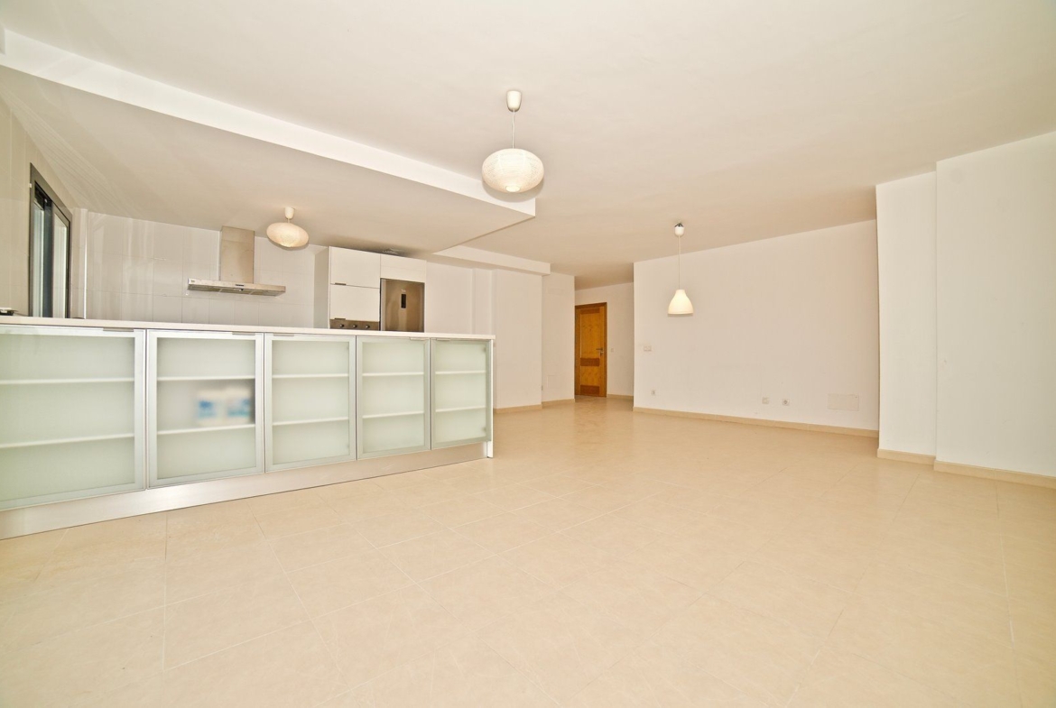 Renovated 2-Bed Apartment with Elevator & Balcony in Campos