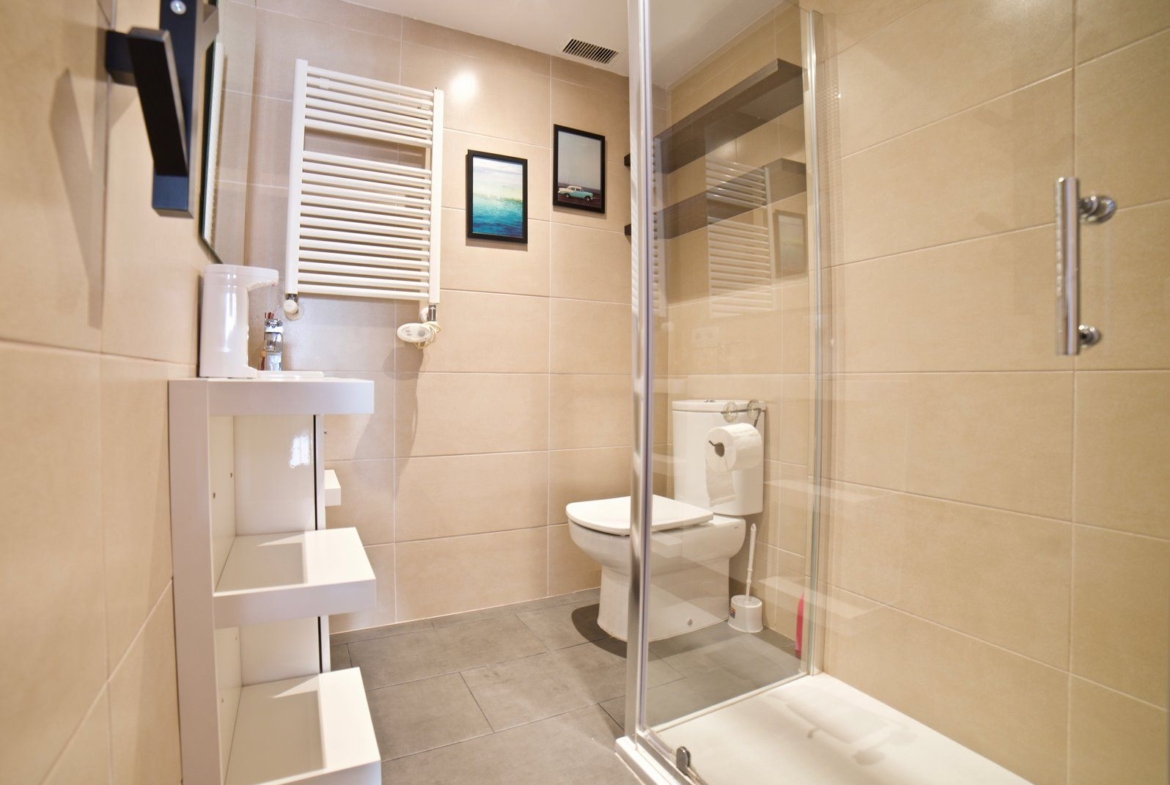 Planta baja con terraza y piscina comunitaria en Campos