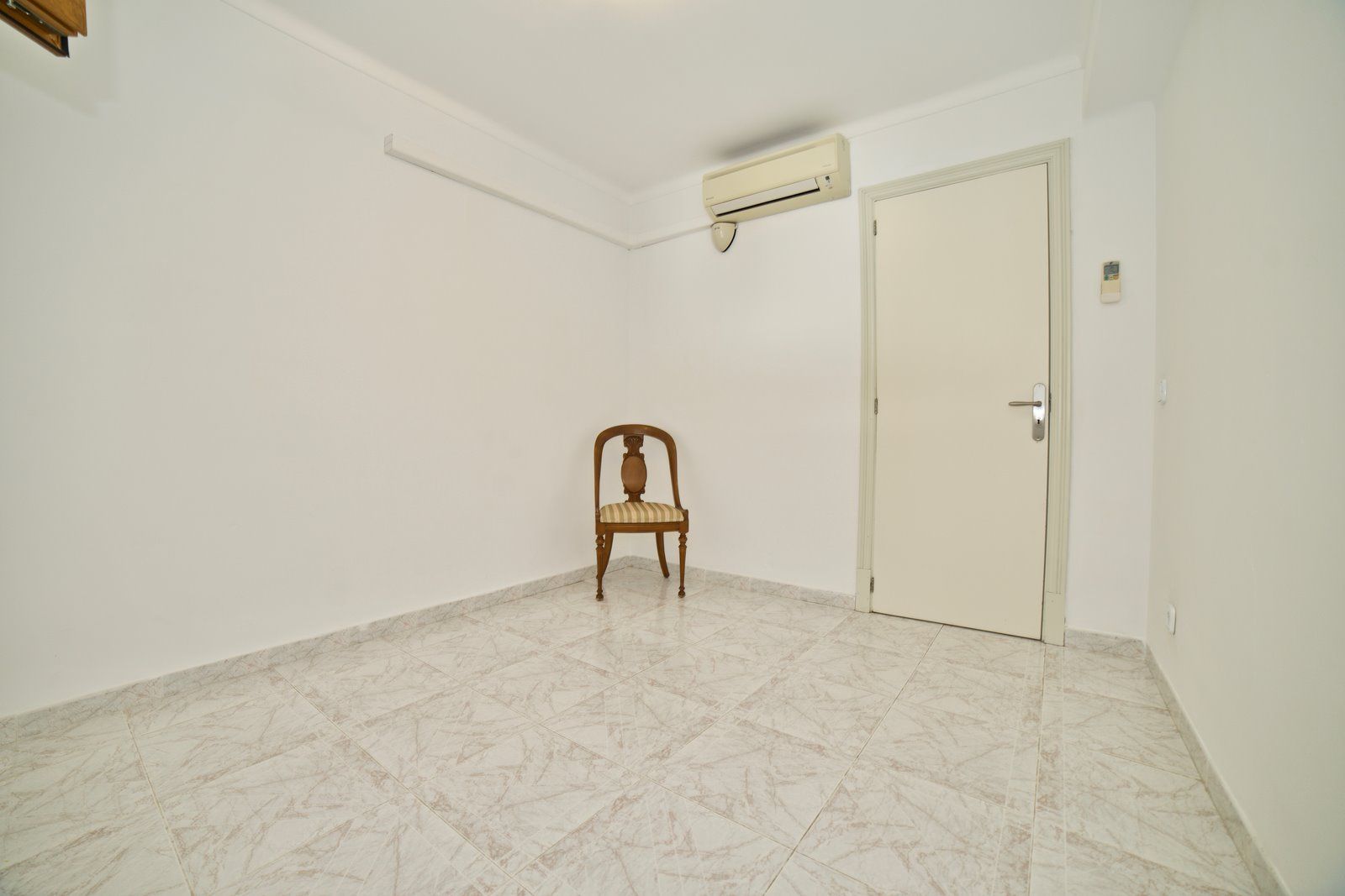 Beachfront Long-Term Rental in Sa Ràpita: 4-Bed Ground Floor Apartment