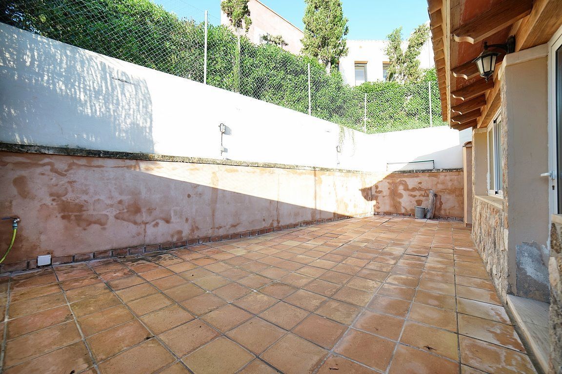 Haus in Cala Llombards: Terrassen und Kamin, 100 m vom Meer