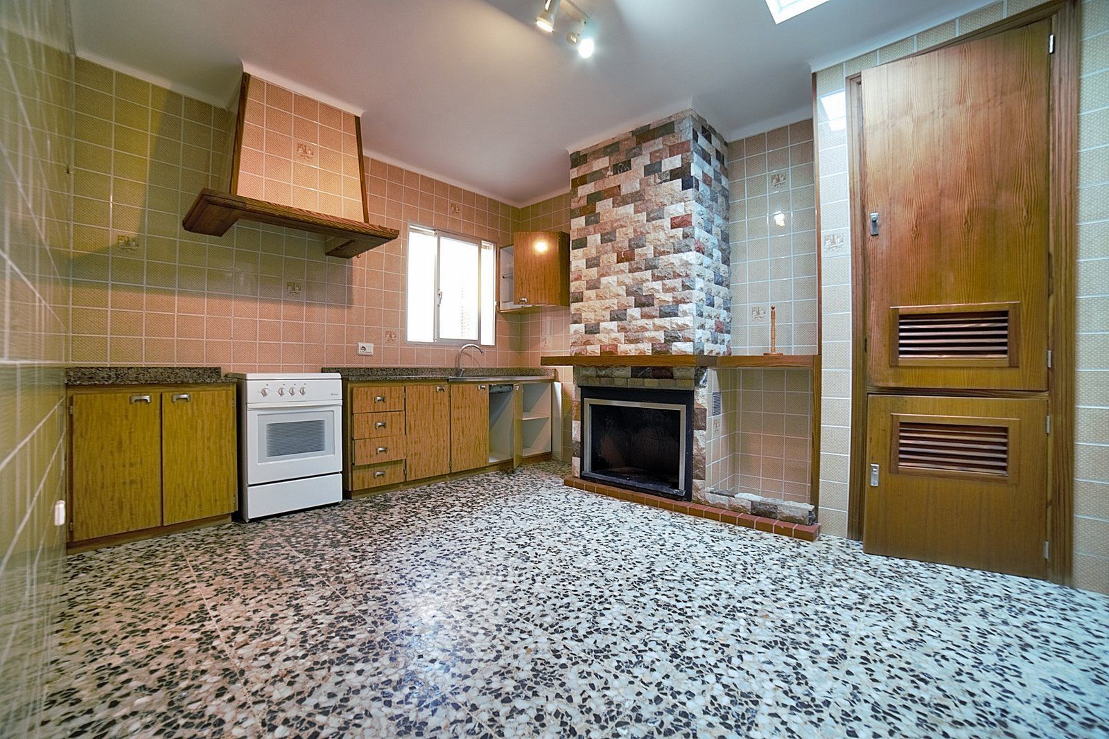 16-Villasyfincasmallorca-3.jpg Casa de pueblo en alquiler en Es Llombards con patio y chimenea