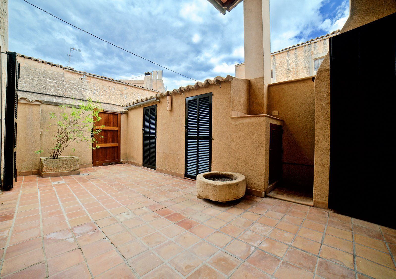 17-1161-Villasyfincasmallorca.jpg Spacious Village House for Rent with Patio in Es Llombards