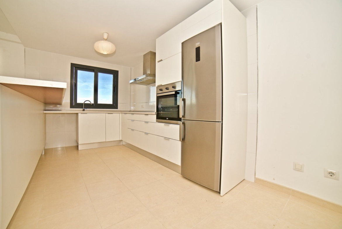 Renovated 2-Bed Apartment with Elevator & Balcony in Campos