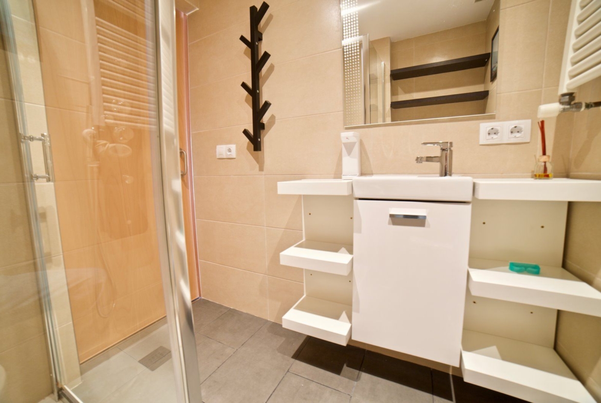 Planta baja con terraza y piscina comunitaria en Campos