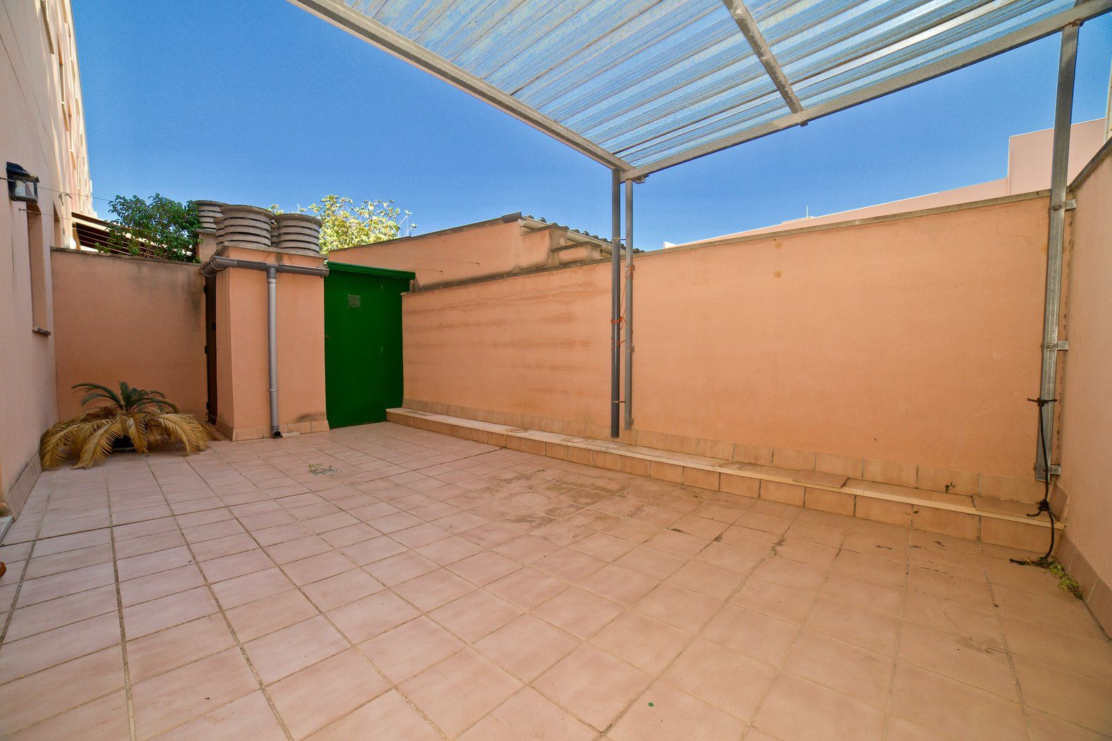 Planta baja con terraza, parking y trastero en Campos