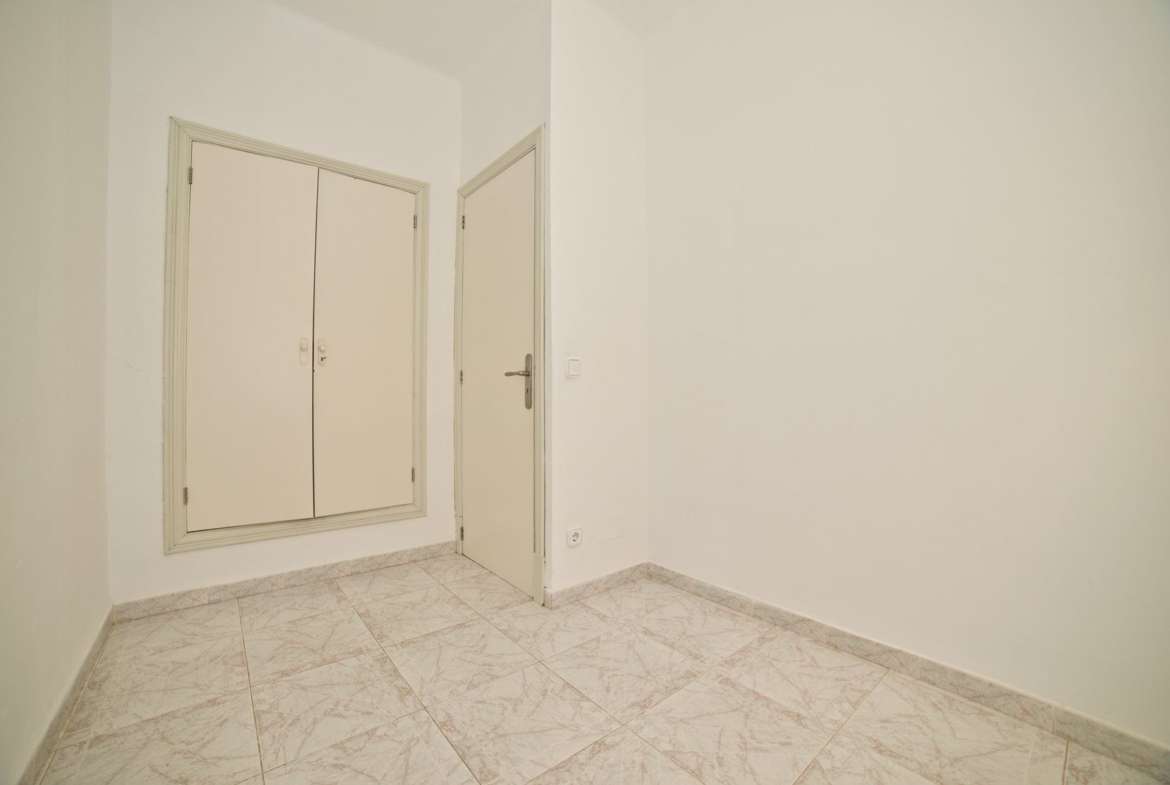 Beachfront Long-Term Rental in Sa Ràpita: 4-Bed Ground Floor Apartment
