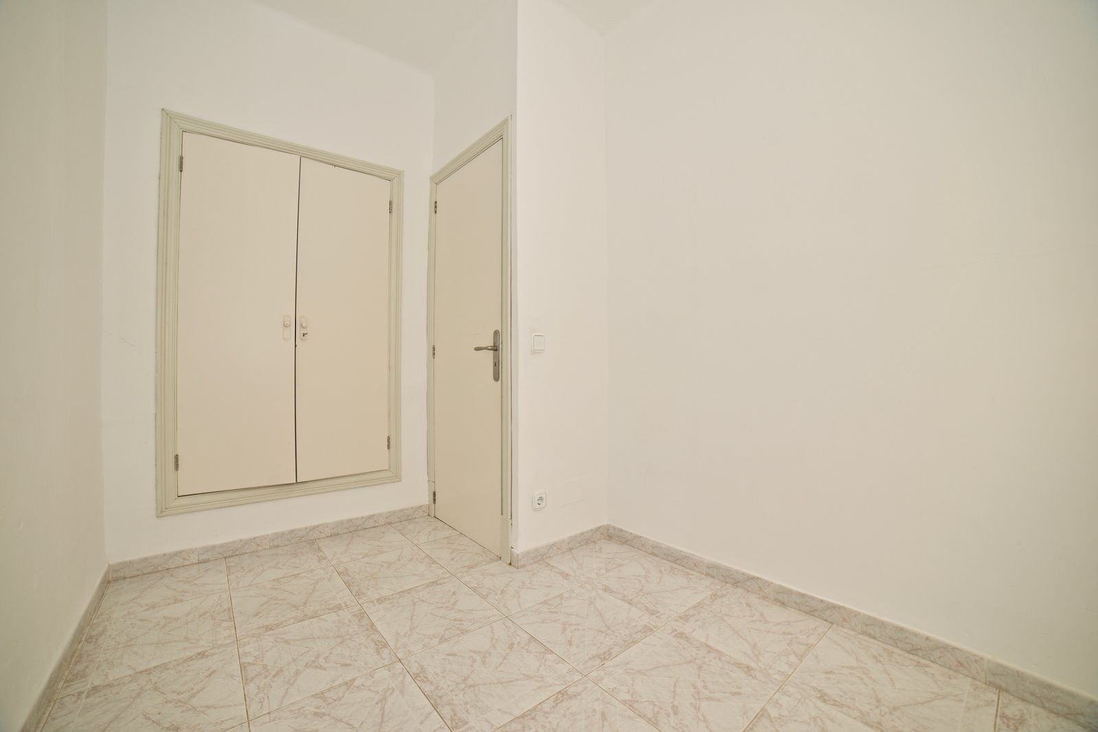 Beachfront Long-Term Rental in Sa Ràpita: 4-Bed Ground Floor Apartment