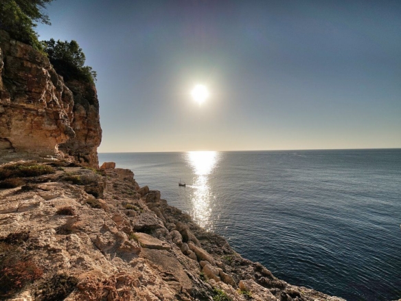 Casa frente al mar en Cala Llombards con terrazas y chimenea