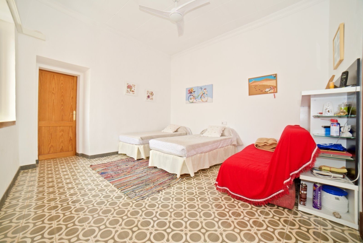 Casa de pueblo renovada en el centro de Llucmajor · 4 hab.