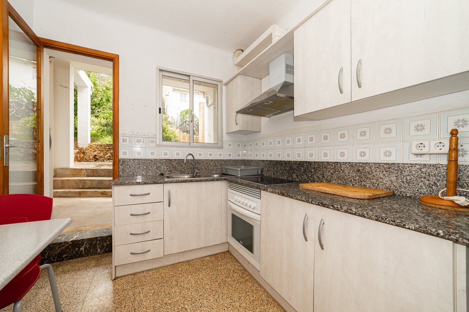 18-1231-Villasyfincasmallorca.jpg Piso en primera línea de mar en Portopetro con jardín y vistas