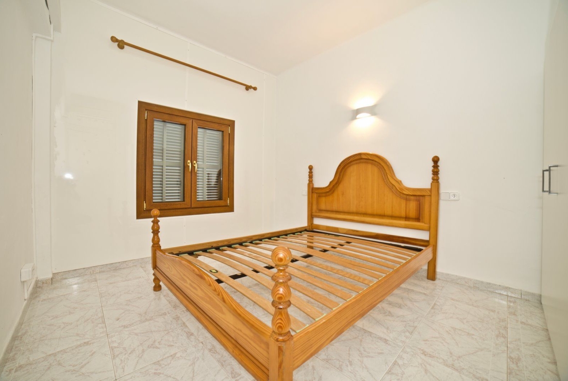 Beachfront Long-Term Rental in Sa Ràpita: 4-Bed Ground Floor Apartment