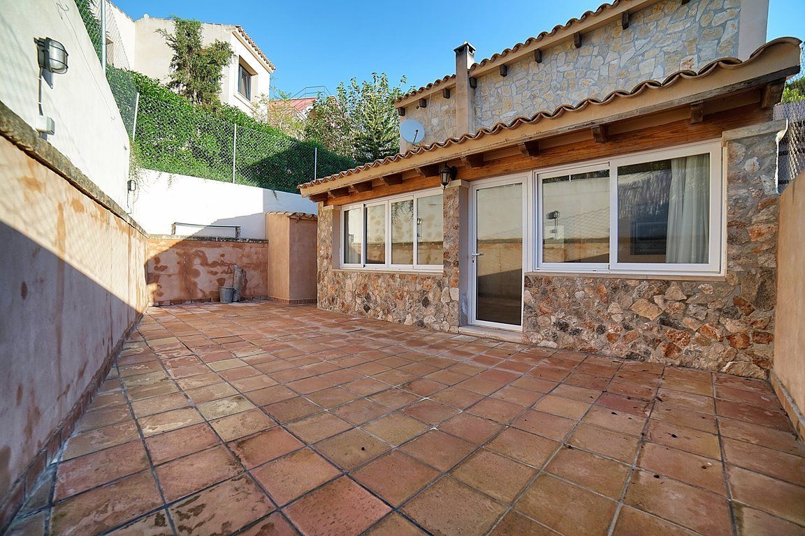 Haus in Cala Llombards: Terrassen und Kamin, 100 m vom Meer