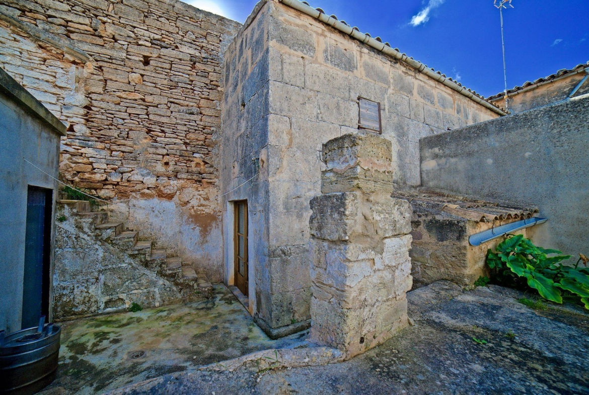 Casa de pueblo con patio y 6 dormitorios en Ses Salines