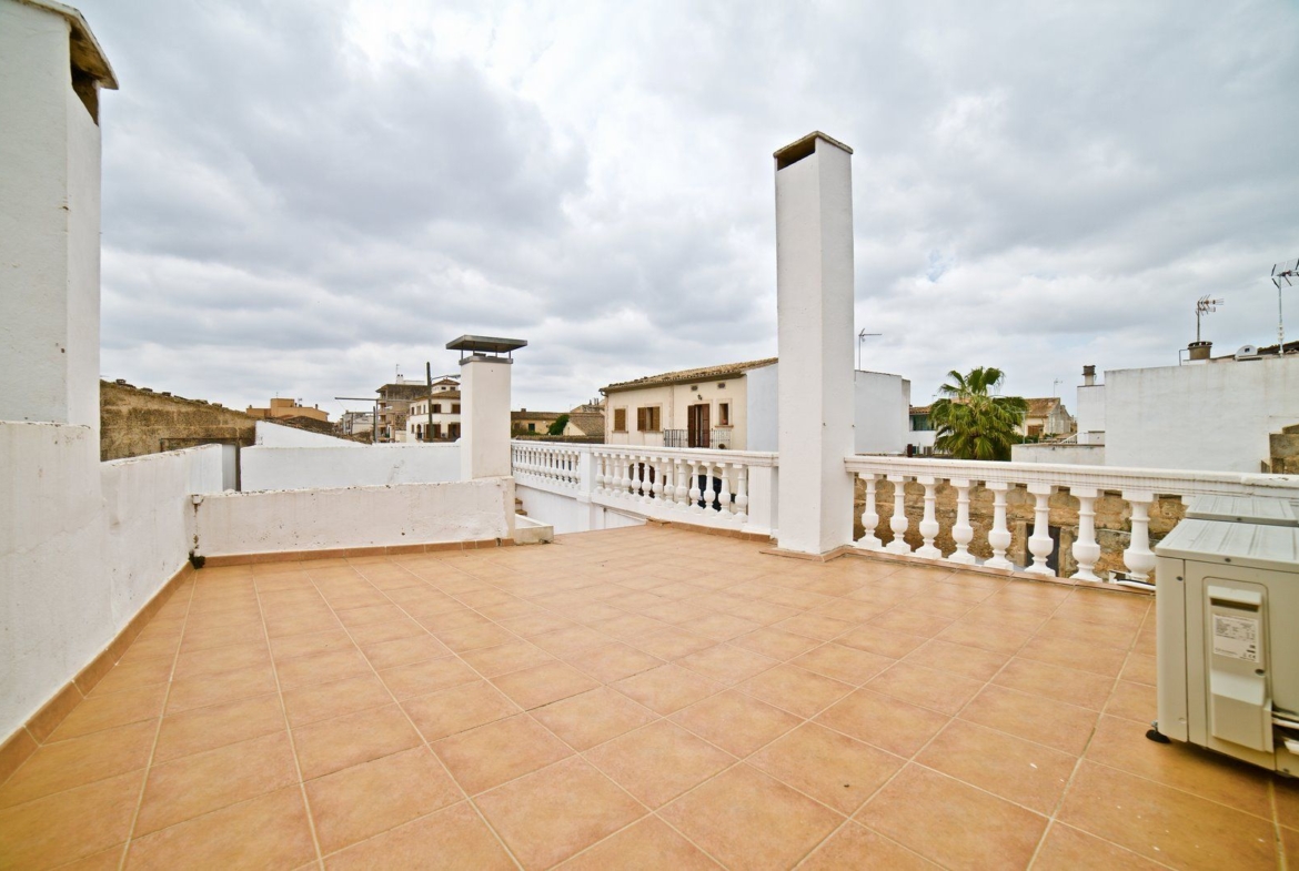 Casa de pueblo renovada en el centro de Llucmajor · 4 hab.