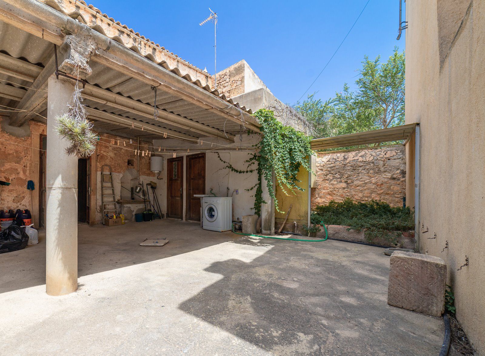 19-1201-Villasyfincasmallorca.jpg Casa de pueblo en Es Llombards con patio y terraza | 278 m²