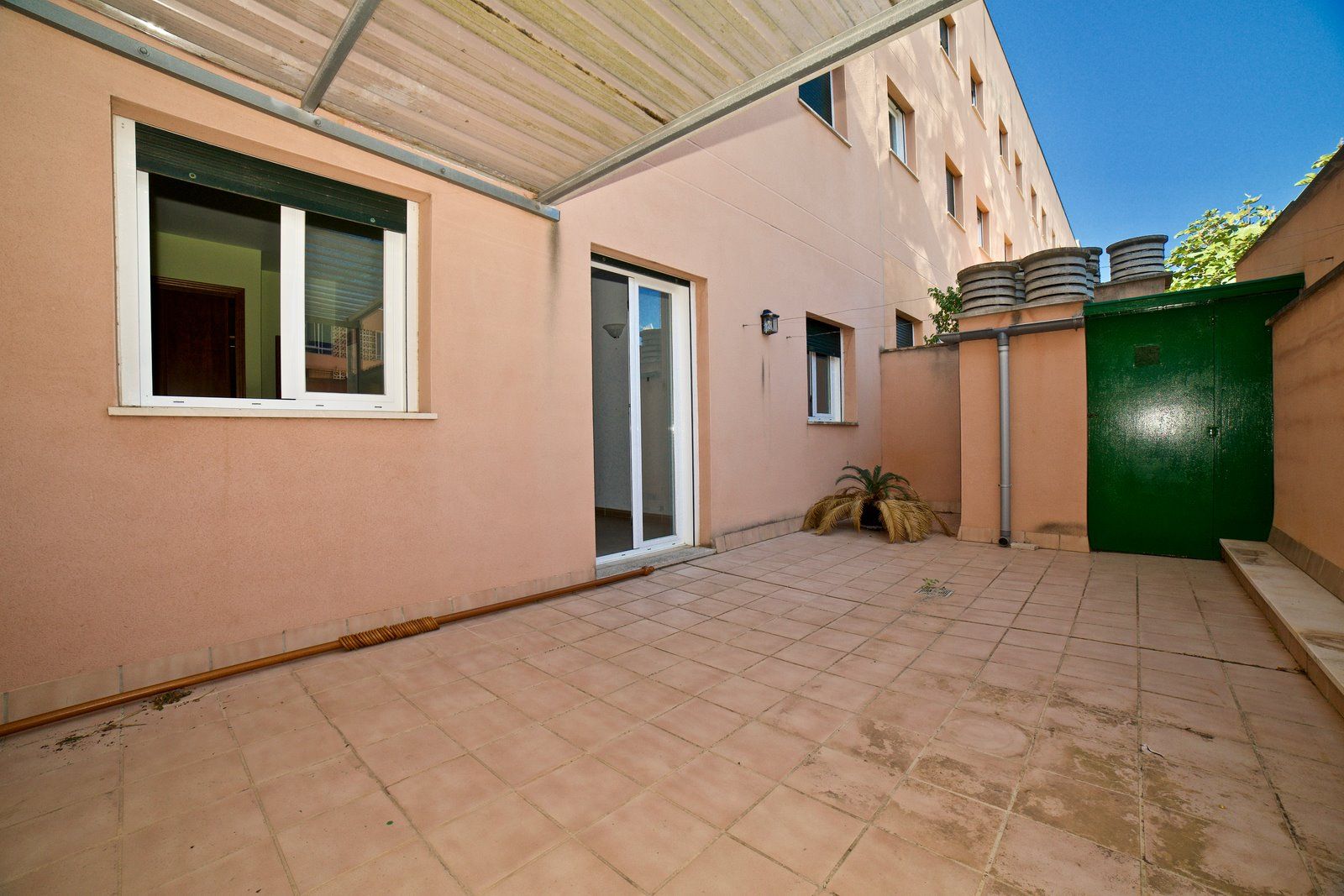 Planta baja con terraza, parking y trastero en Campos
