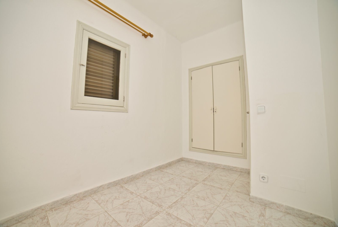 Beachfront Long-Term Rental in Sa Ràpita: 4-Bed Ground Floor Apartment