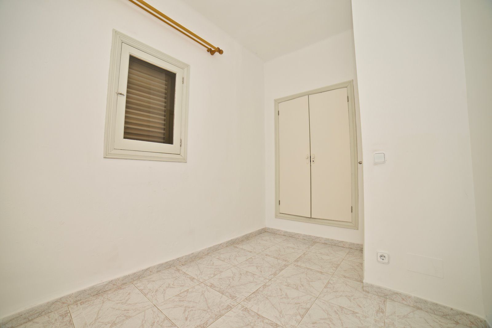 Beachfront Long-Term Rental in Sa Ràpita: 4-Bed Ground Floor Apartment