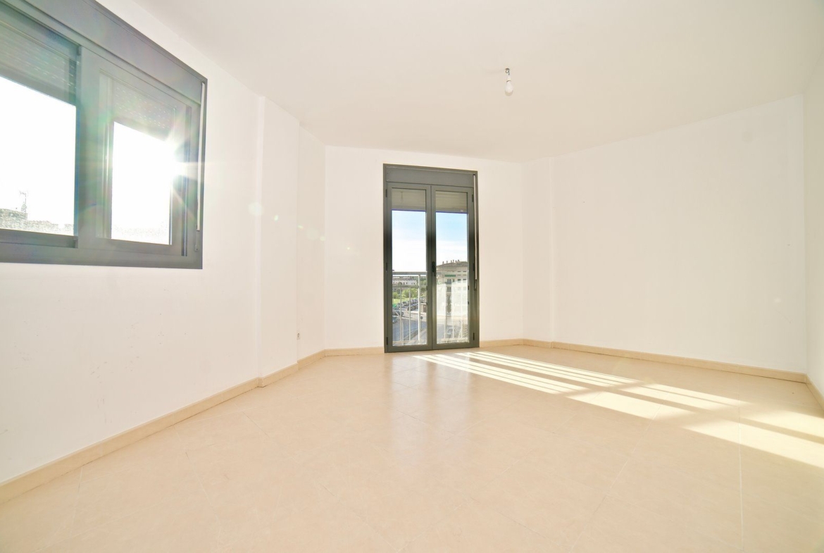 Renovated 2-Bed Apartment with Elevator & Balcony in Campos