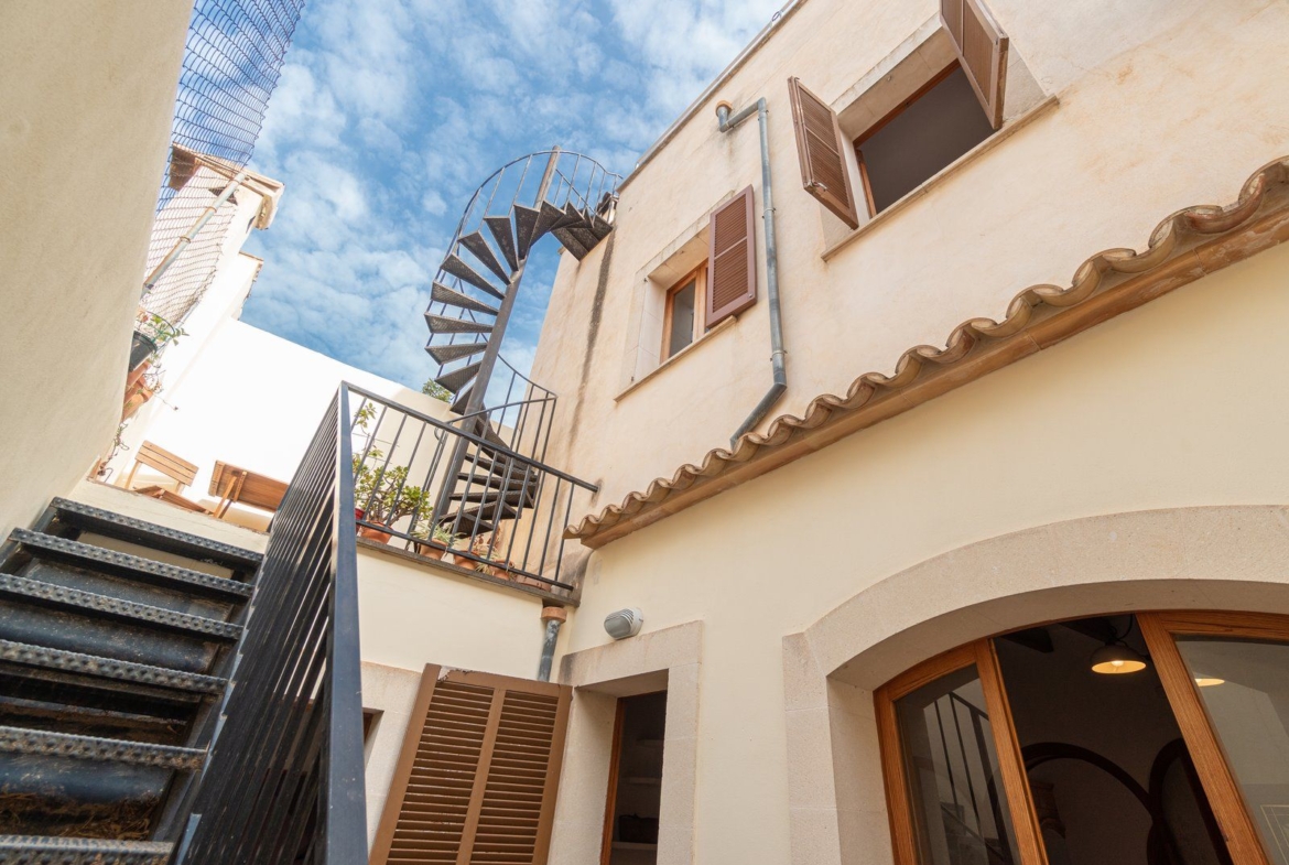 Alquiler casa de pueblo en Llucmajor: renovada, con patio y solárium