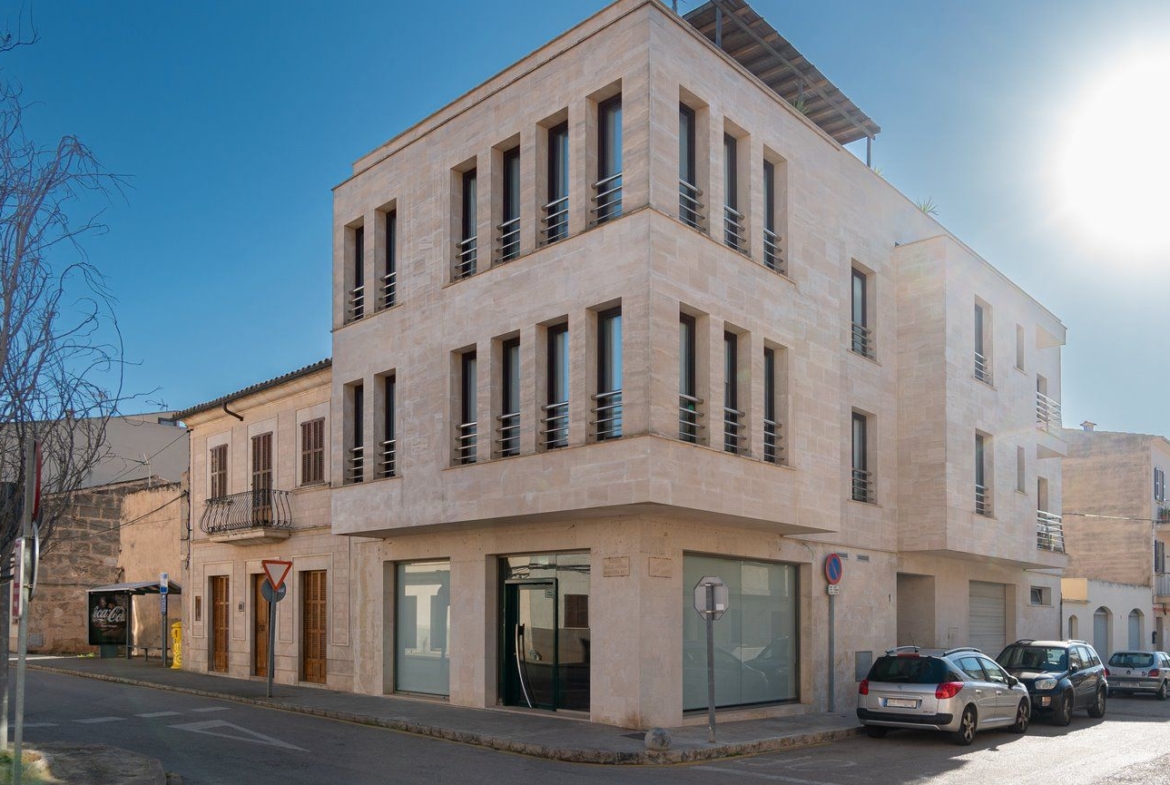 Corner Commercial Space for Rent in Central Ses Salines
